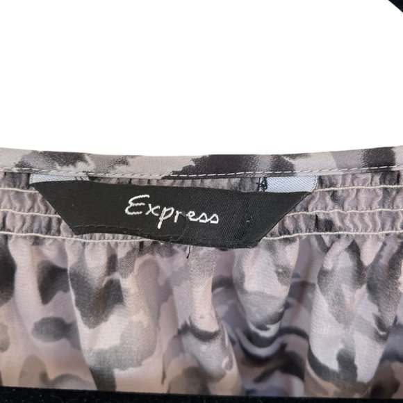 Express Women's Flowy Buttondown - Picture 5 of 5